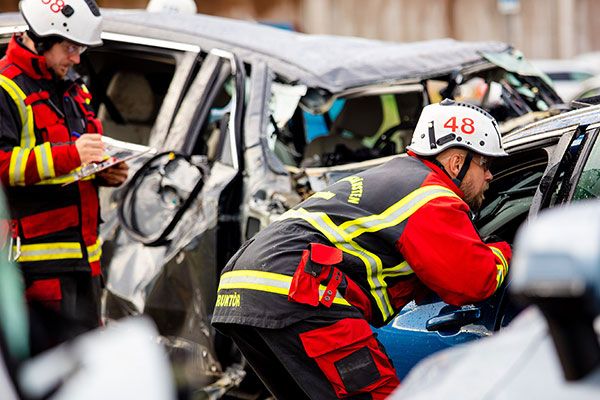 Spectaculaire ! VOLVO Cars fait tomber des véhicules neufs d’une hauteur de 30 mètres pour aider les services d’urgence à sauver des vies