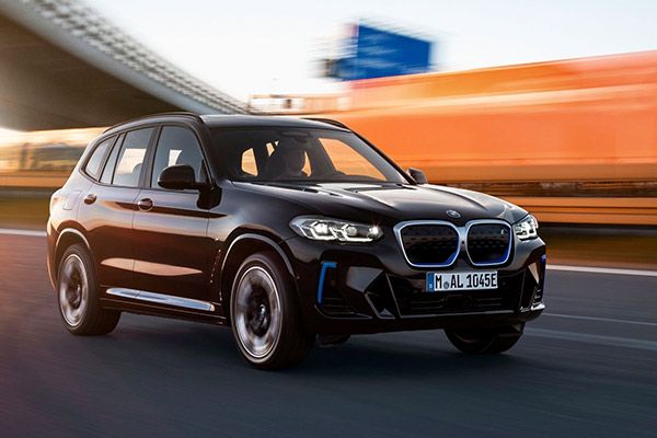 La nouvelle BMW iX3 : une nouvelle vague d’énergie pour une mobilité électrique haut de gamme.